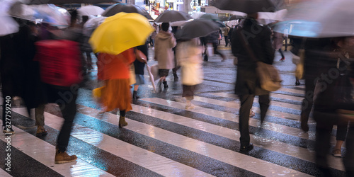 Pedestrians crossing street on rainy night, Tokyo, Japan 雨の夜 傘をさして横断歩道を渡る人々 東京