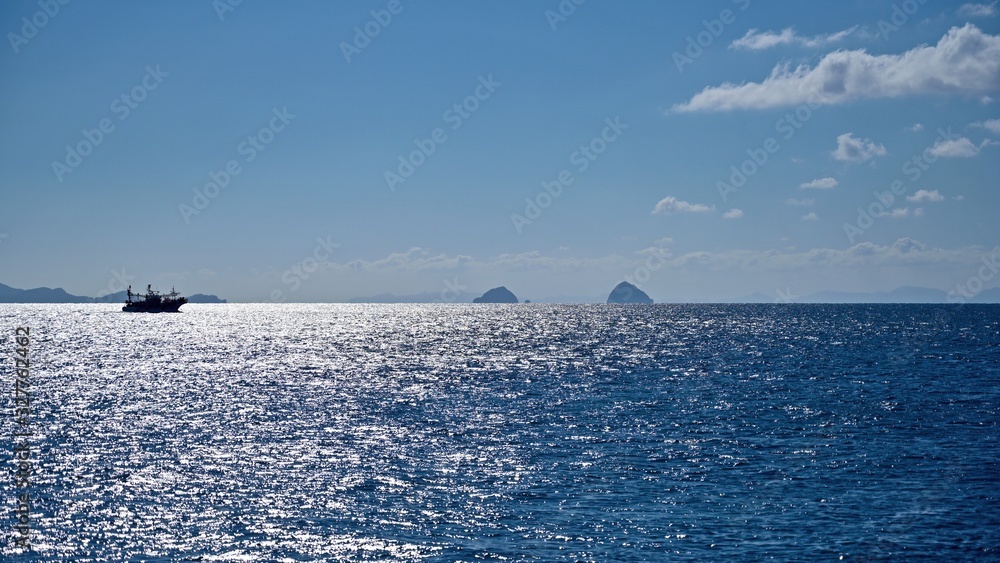 光を浴びて輝く海とイカ釣り船のコラボ情景@長崎 光を浴びて輝く海とイカ釣り船のコラボ情景@長崎