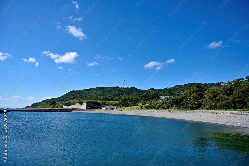 生月大橋横のコバルトブルーのビーチ情景＠長崎