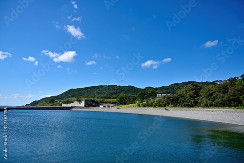 生月大橋横のコバルトブルーのビーチ情景＠長崎