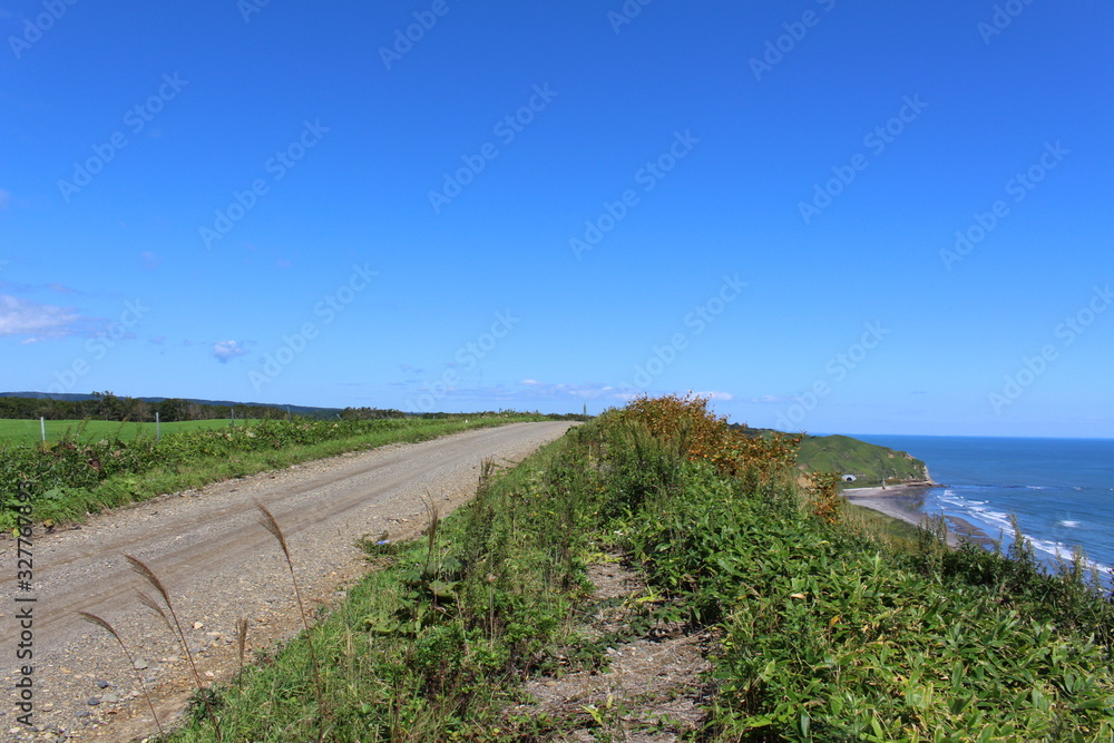 海岸沿いの砂利道