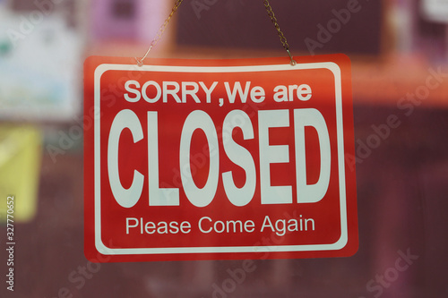 Sign showing the closing of the shop.