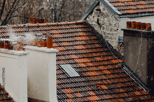 Cheminée et toits de Paris durant la saison d'hiver photo