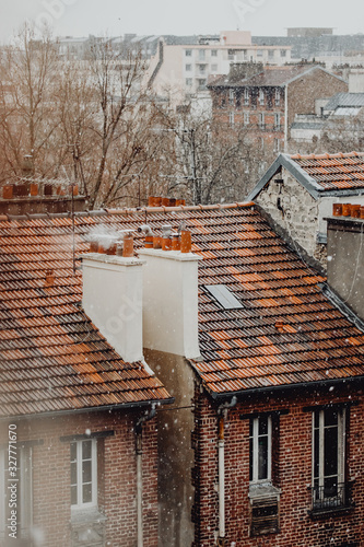 Cheminée et toits de Paris durant la saison d'hiver photo