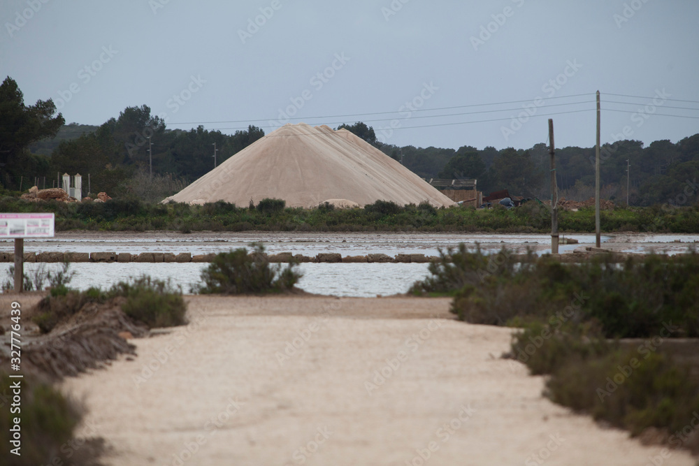 Detalle de montículo de sal durante visita a las Salinas de Mallorca