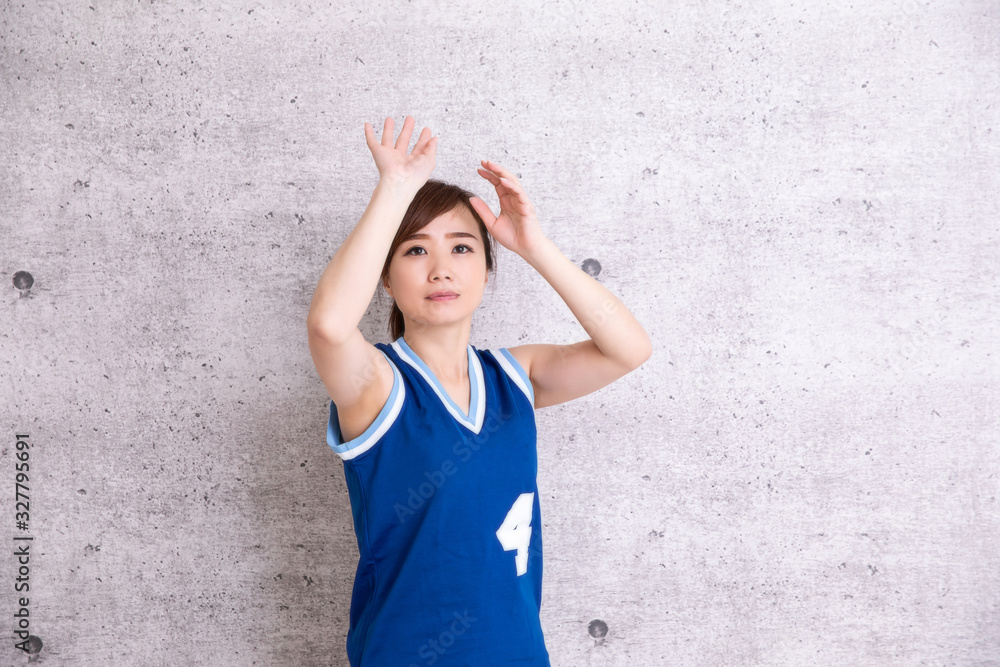 バスケットボールをする女性 バスケットボールをする女性