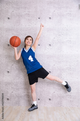 バスケットボールをする女性