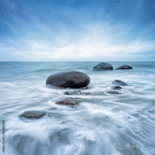Stürmisches Meer, Große Steine in der Brandung der Ostsee