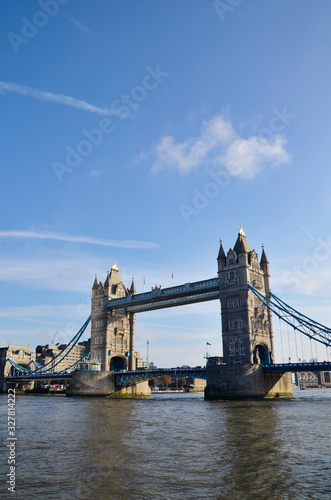 Puente de Londres con dia soleado rio tamesis photo