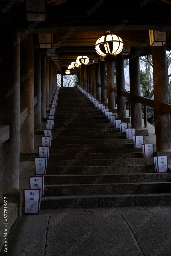 灯篭に明かりがともる長谷寺（奈良）の登廊