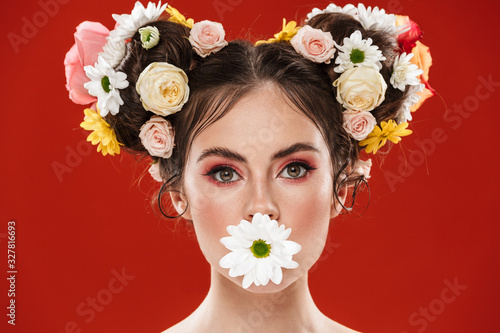 Foto Beautiful young brunette woman