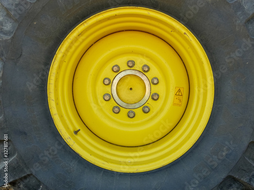 Rueda de tractor con llanta amarilla de metal