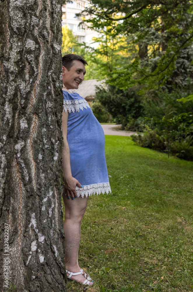 Husband set his head to his pregnant wife, hiding behind a tree, a funny prank Husband set his head to his pregnant wife, hiding behind a tree, a funny prank