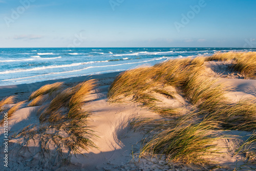Stürmischer und sonniger Wintertag an der Ostsee, Dünen mit Strandhafer am Meer, Darß