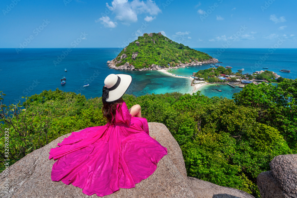 Φωτογραφία Beautiful girl sitting on viewpoint at Koh Nangyuan island near Koh Tao island, Surat Thaini in Thailand
