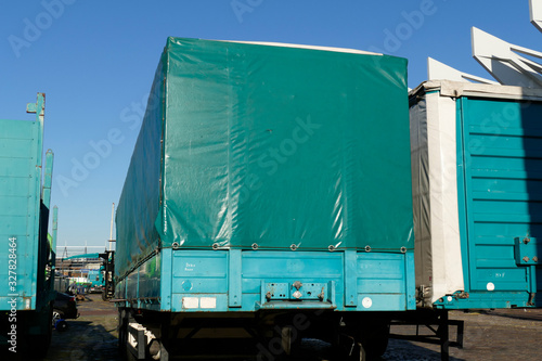 Grüner LKW-Anhänger, Deutschland, Europa photo