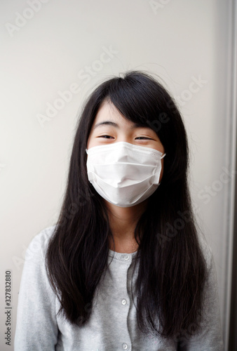マスクを付けた女の子 ウイルス対策