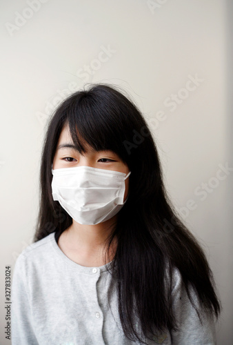 マスクを付けた女の子 ウイルス対策