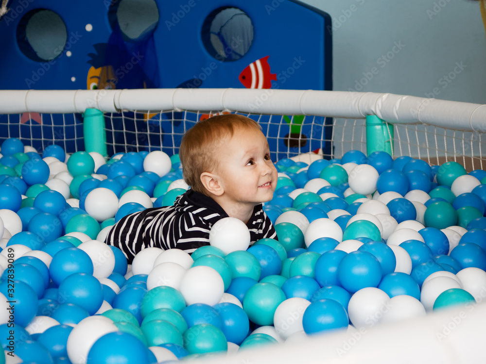 Obraz premium a small child plays in a children's entertainment center