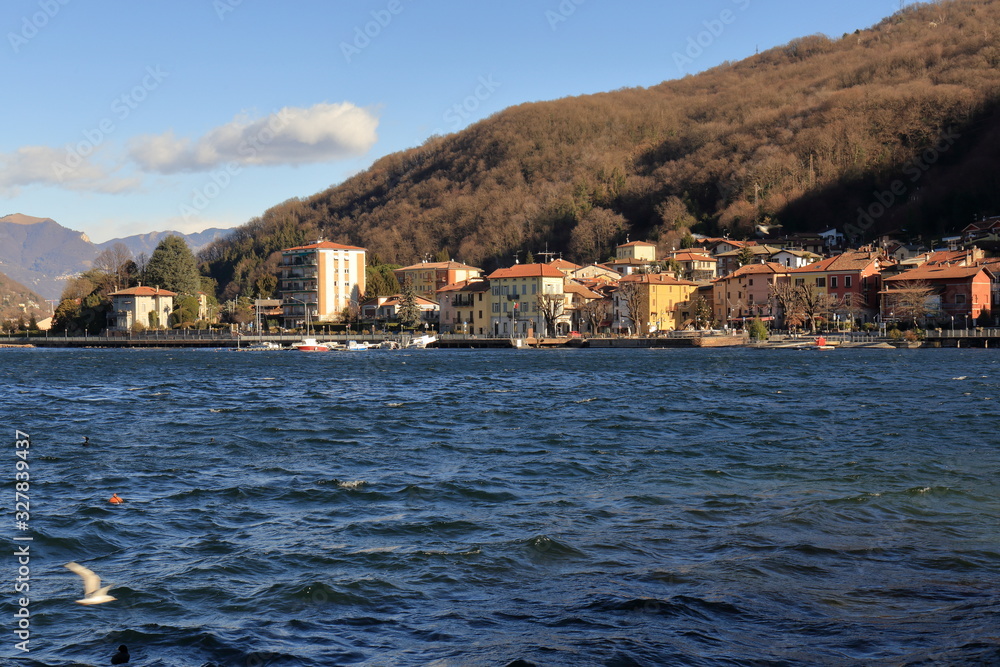 Veduta di Porto Ceresio (Varese), Italia, con lago di Lugano e borgo