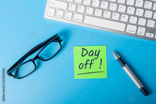 Obraz na plátně Day off - message on office workplace. Out of office concept