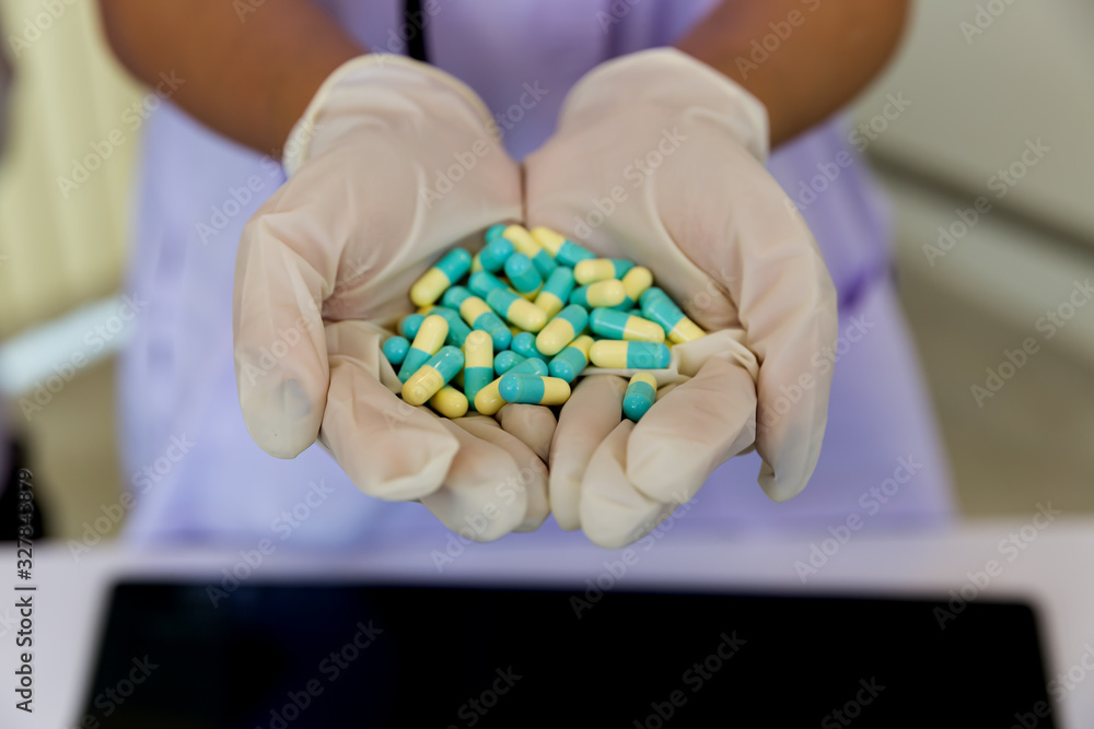 Obraz premium doctor hand hold drug in cilnic consulting about the treatment of patients.