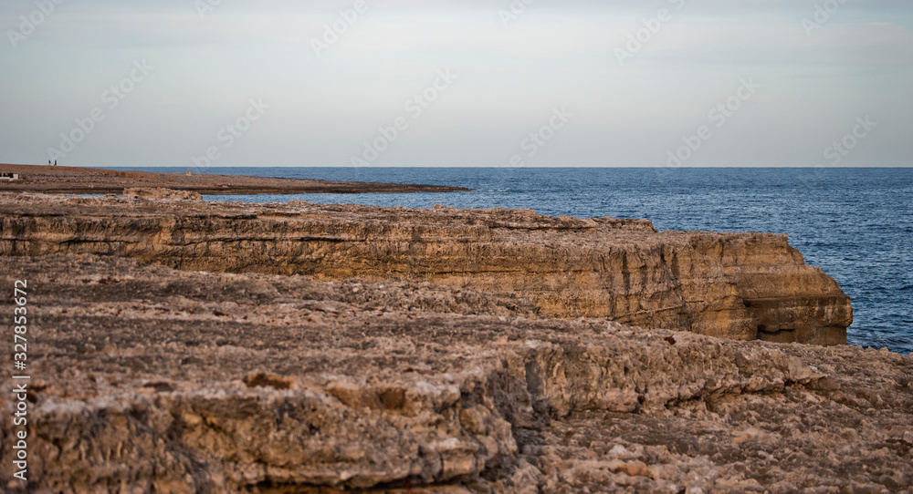 Paisaje rocoso que invita a la calma, disfrutando del invierno de Menorca