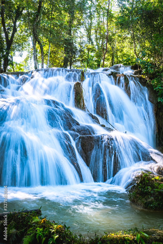 Fototapeta premium Agua Azul oznacza wodospady „Błękitnej Wody” w Chiapas w Meksyku