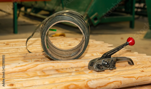 Fotografija Manual tensioner for tying lumber.