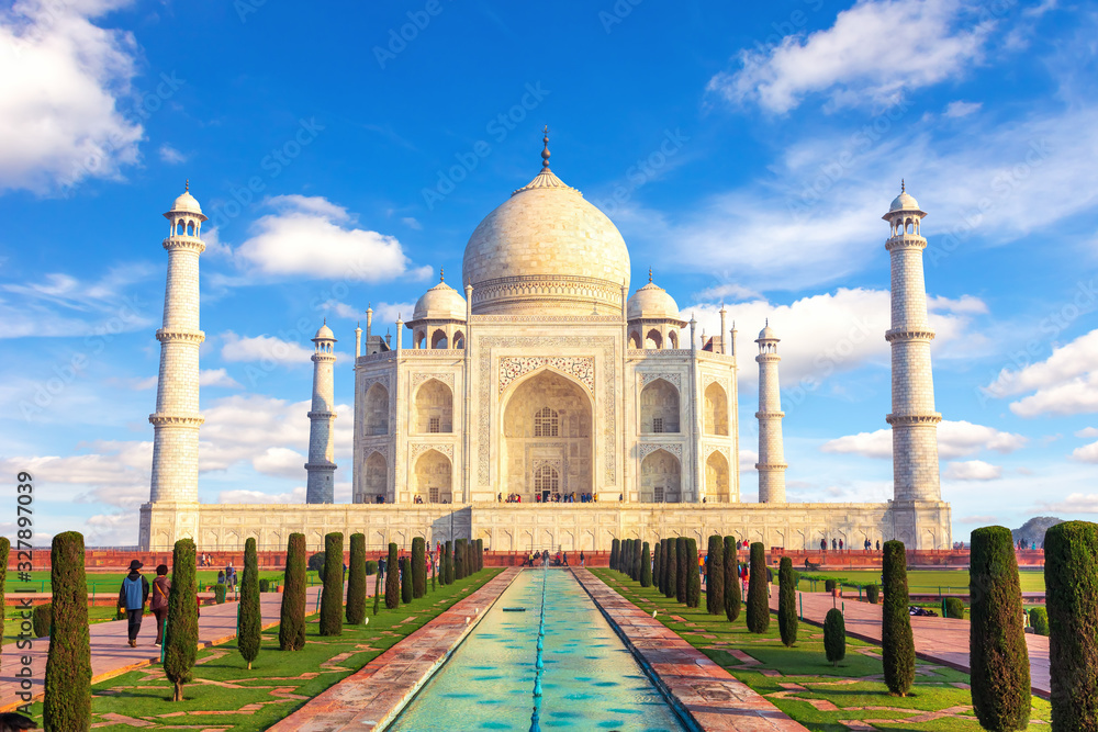 Fototapeta premium Taj Mahal Mausoleum in Agra, India, sunny day view