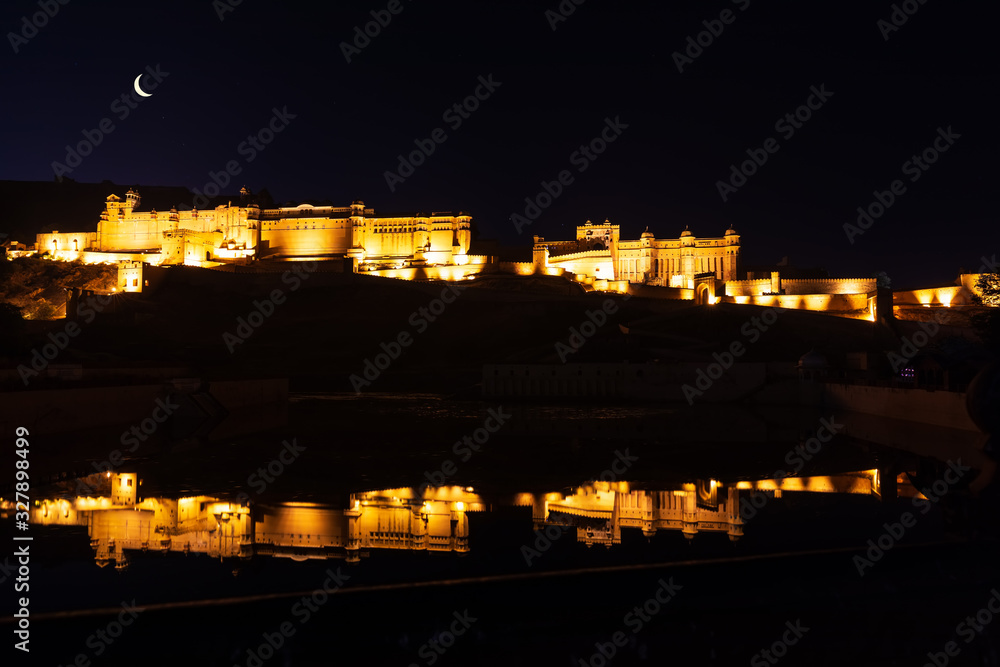 Fototapeta premium Night view of the illuminated Amer Fort in Jaipur, India