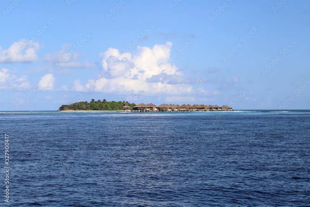 Naklejka premium Sea, blue sky and small maldives islands