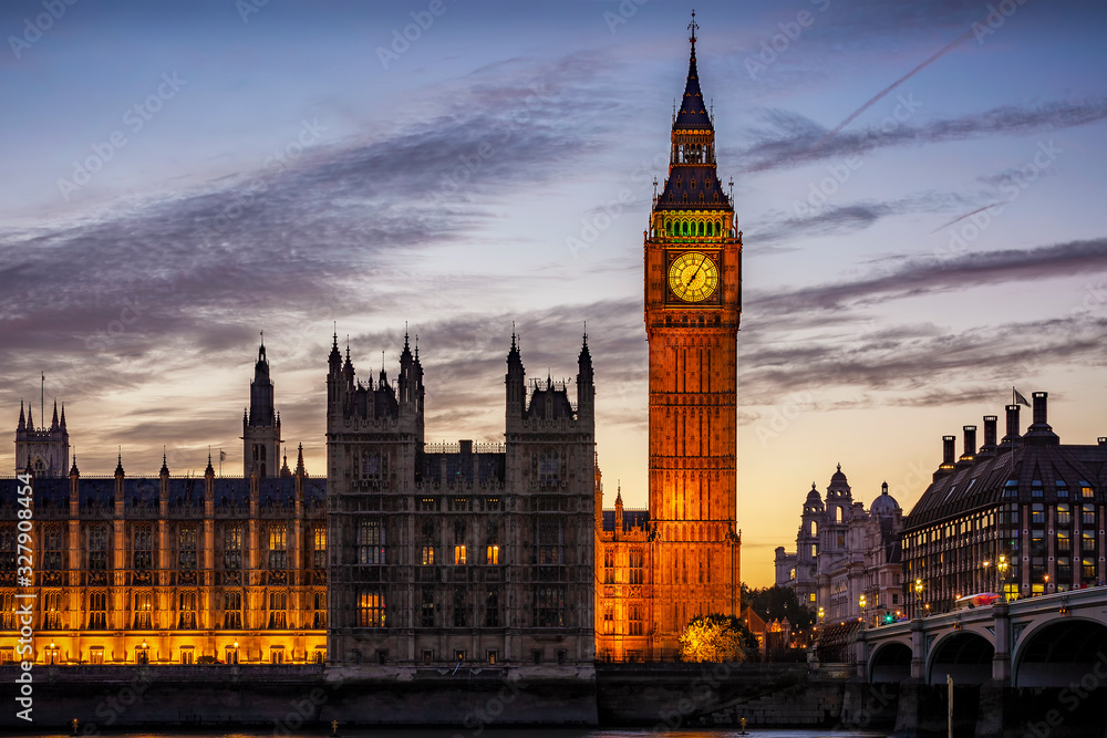 Der beleuchtete Big Ben Turm am Westminster Palast in London, Großbritannien, am Abend