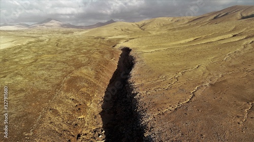 Fototapeta Naklejka Na Ścianę i Meble -  Relax contemplating the breaking of the waves and the mountainous horizon