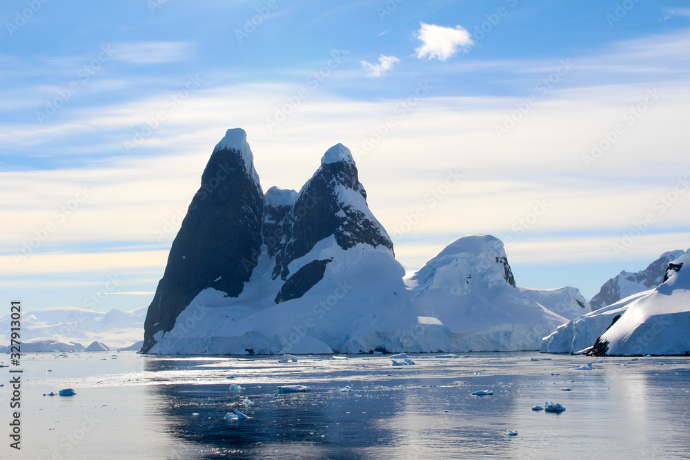 Fototapeta Krajobraz ośnieżonych gór i oblodzonych brzegów Kanału Lemaire na Półwyspie Antarktycznym na Antarktydzie