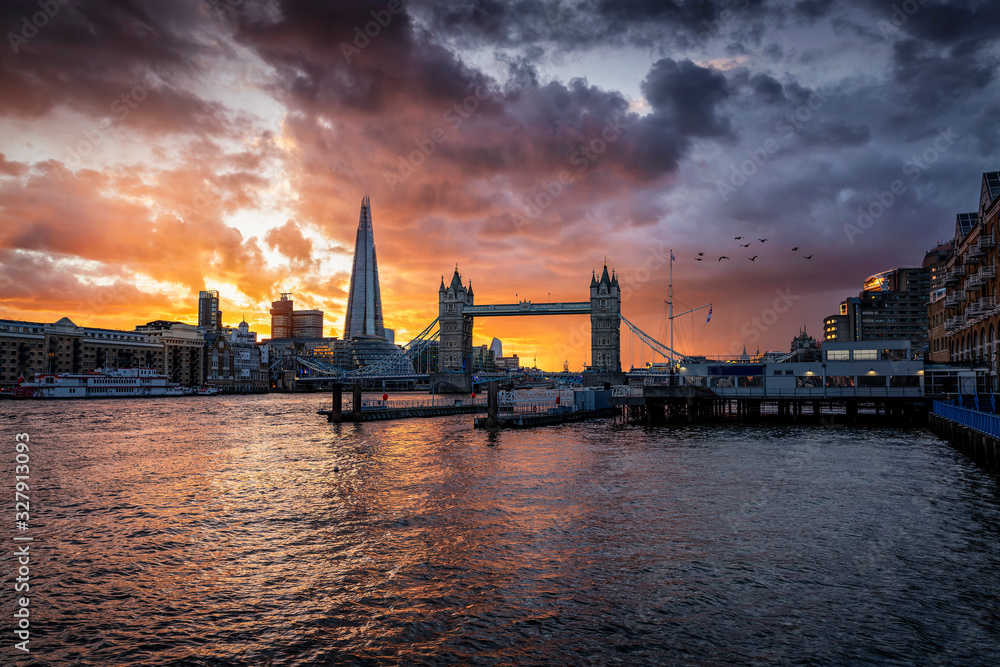 Die Skyline von London mit Tower Bridge und den modernen Hochhäusern bei einem impressiven Sonnenuntergang, Großbritannien