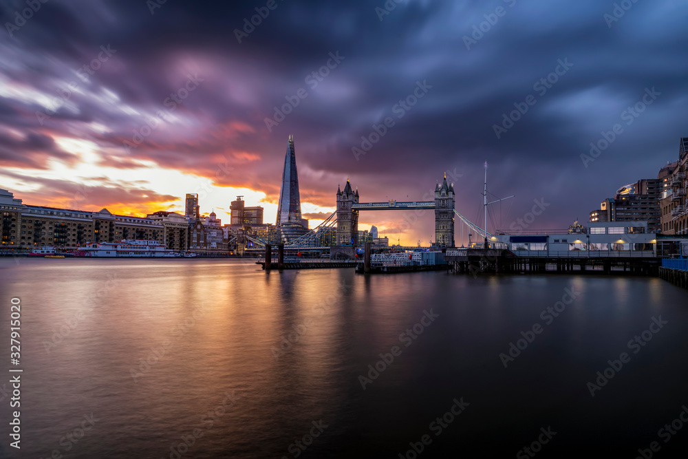 Panoramablick auf die Skyline von London, Großbritannien, während eines dramatischen Sonnenunterganges