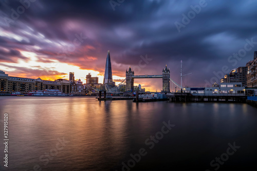 Panoramablick auf die Skyline von London, Großbritannien, während eines dramatischen Sonnenunterganges