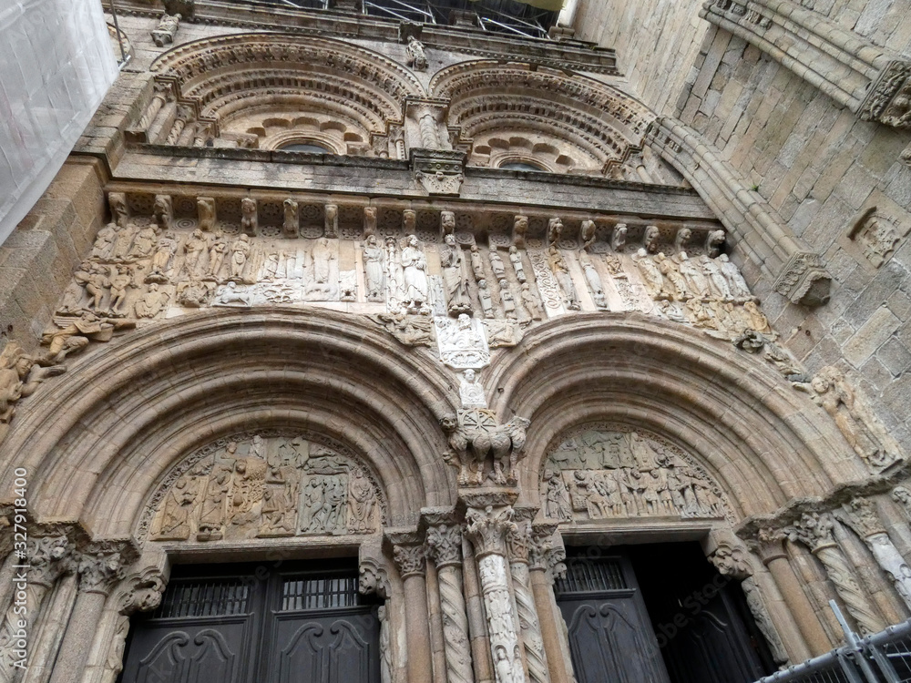 Portones de la fachada de la Puerta de platerías de la catedral de  Santiago de Compostela , Galicia, España