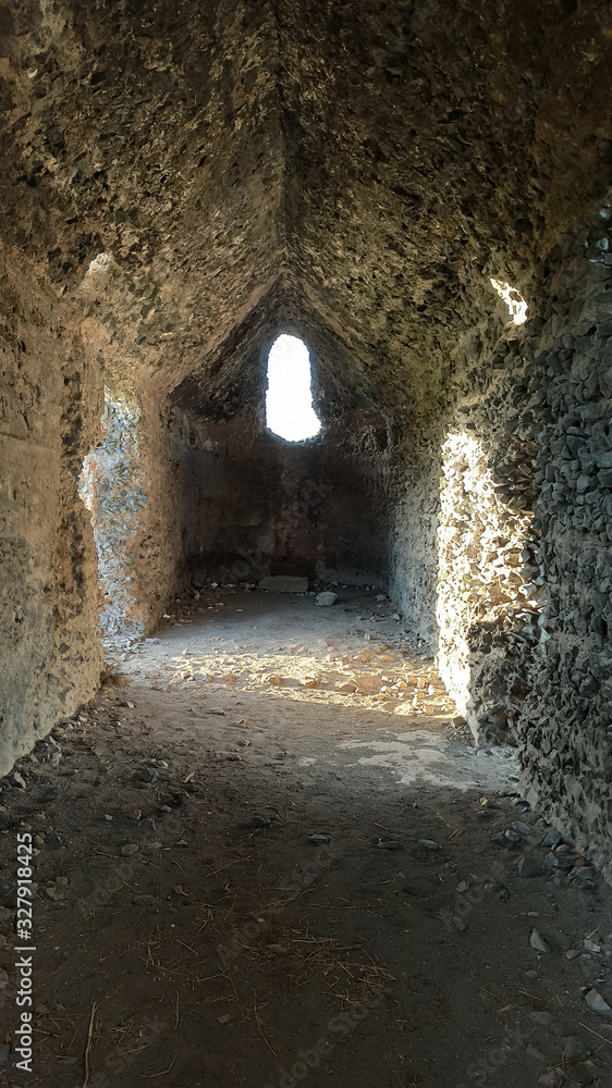 Interno di una antica costruzione in muratura in pietra vista la Cisterna Romana nel Parco della Caffarella