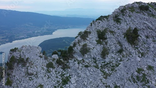 Vue aérienne par drone au dents de Lanfon avec vue sur le lac d'Annecy, Haute Savoie, France photo