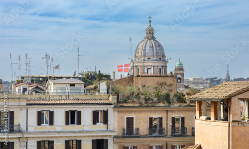 The Spanish Steps in Rome lead from Spanish Square to the Trinita dei Montina Church on top of Pincho Hill. At the foot of the Spanish Steps is the square with the fountain "Barkaccia".