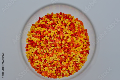 kolorowe granulki