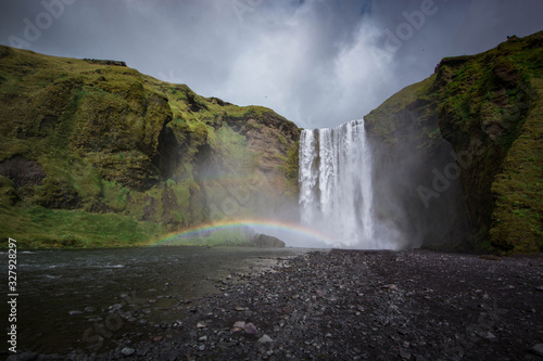 Skógafoss Wasserfall in Island mit Regenbogen