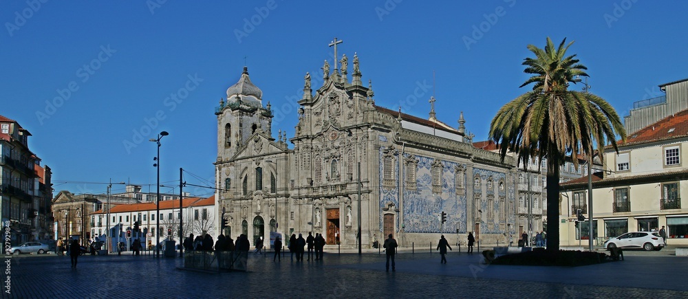 Iglesia de los carmelitas y La Iglesia do Carmo (Oporto, Portugal).