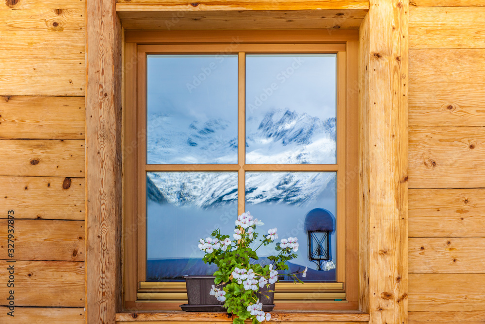 Fenster einer Berghütte Fenster einer Berghütte
