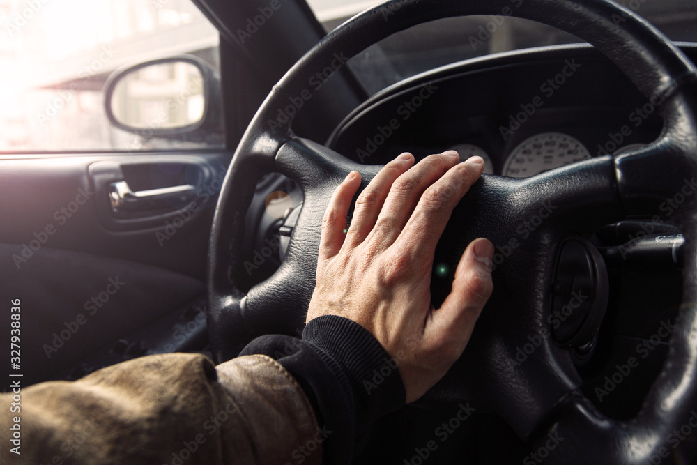 driver clicks on the steering wheel signal while traveling. driver clicks on the steering wheel signal while traveling.