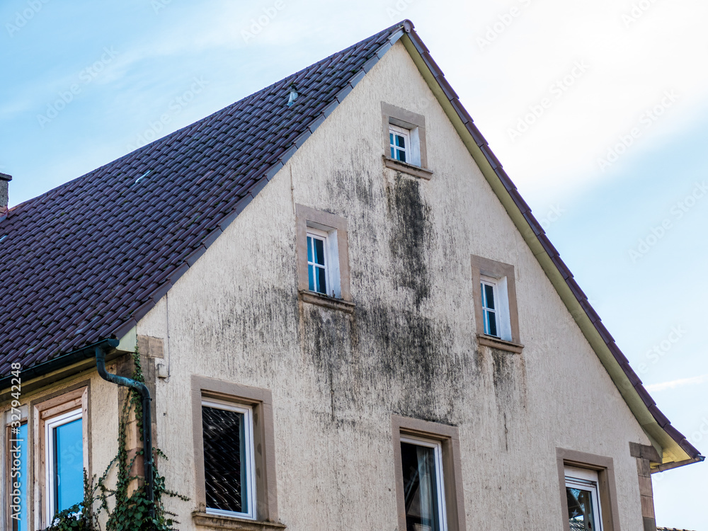 Feuchte und verschmutzte Altbaufassade Feuchte und verschmutzte Altbaufassade