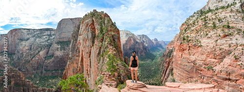 Fotografia sportive woman at angels landing trail in zion national park