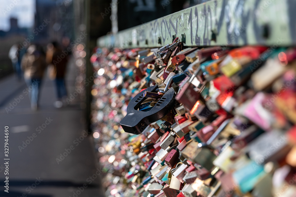 Obraz premium Lovers locks are covering the railings of Hohenzollern bridge in Cologne